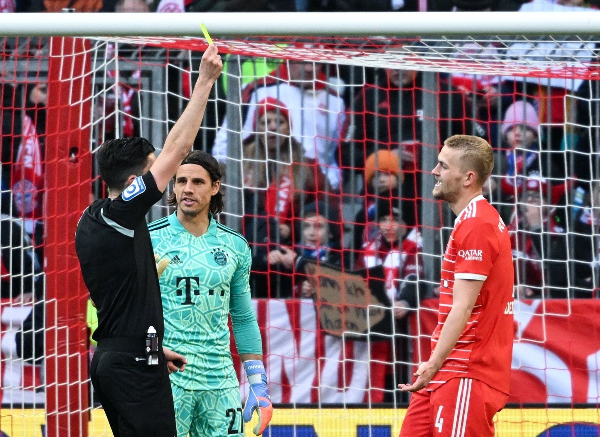 Bayern Münchens Matthijs de Ligt (r) hat in dieser Saison bislang viermal Gelb gesehen. (© Sven Hoppe/dpa)