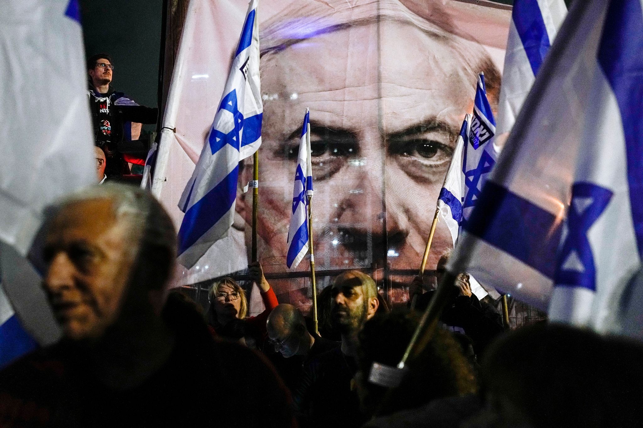 Demonstranten nehmen mit israelischen Fahnen an einem Protest gegen die Pläne der israelischen Regierung teil. (© Ohad Zwigenberg/AP/dpa)