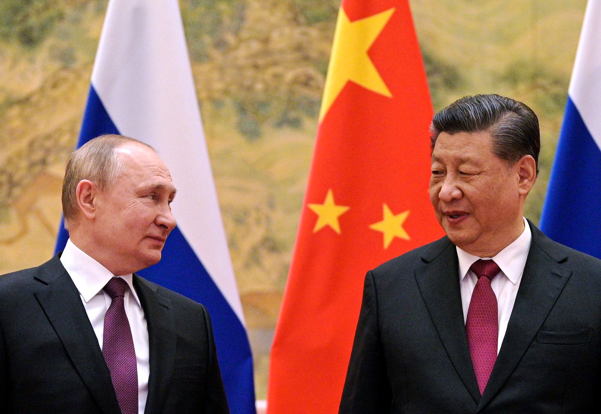 Kremlchef Wladimir Putin (l.) beim Treffen mit Chinas Präsidenten Xi Jinping in Peking im Februar vergangenen Jahres. (© Alexei Druzhinin/Sputnik Government/AP/dpa)