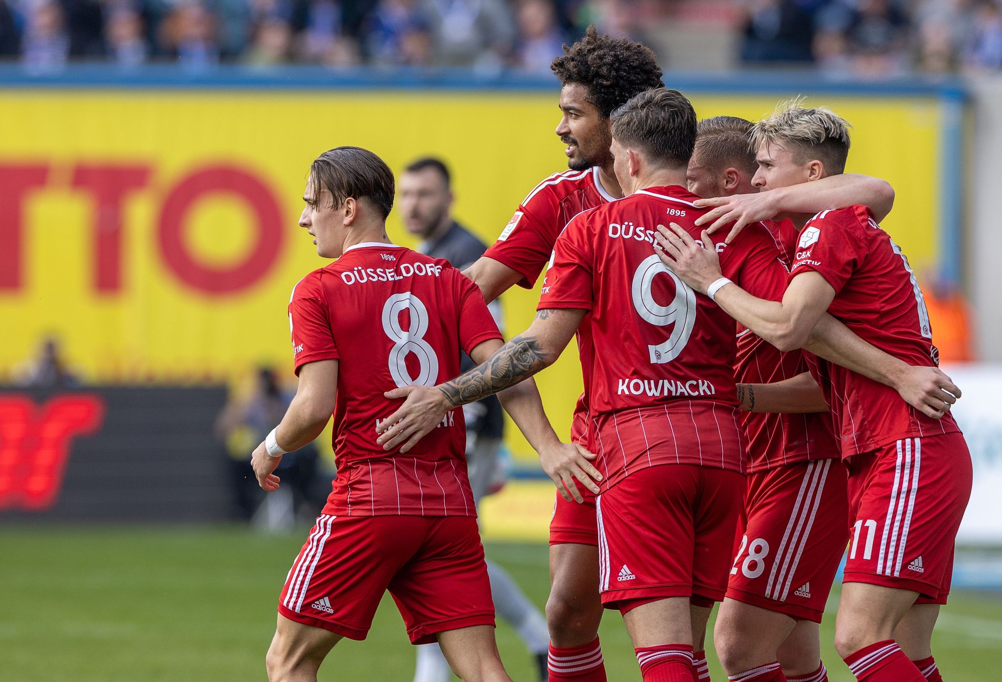 Durch den Auswärtssieg bei Hansa Rostock rückt Fortuna Düsseldorf näher an die Aufstiegsplätze. (© Jens Büttner/dpa)