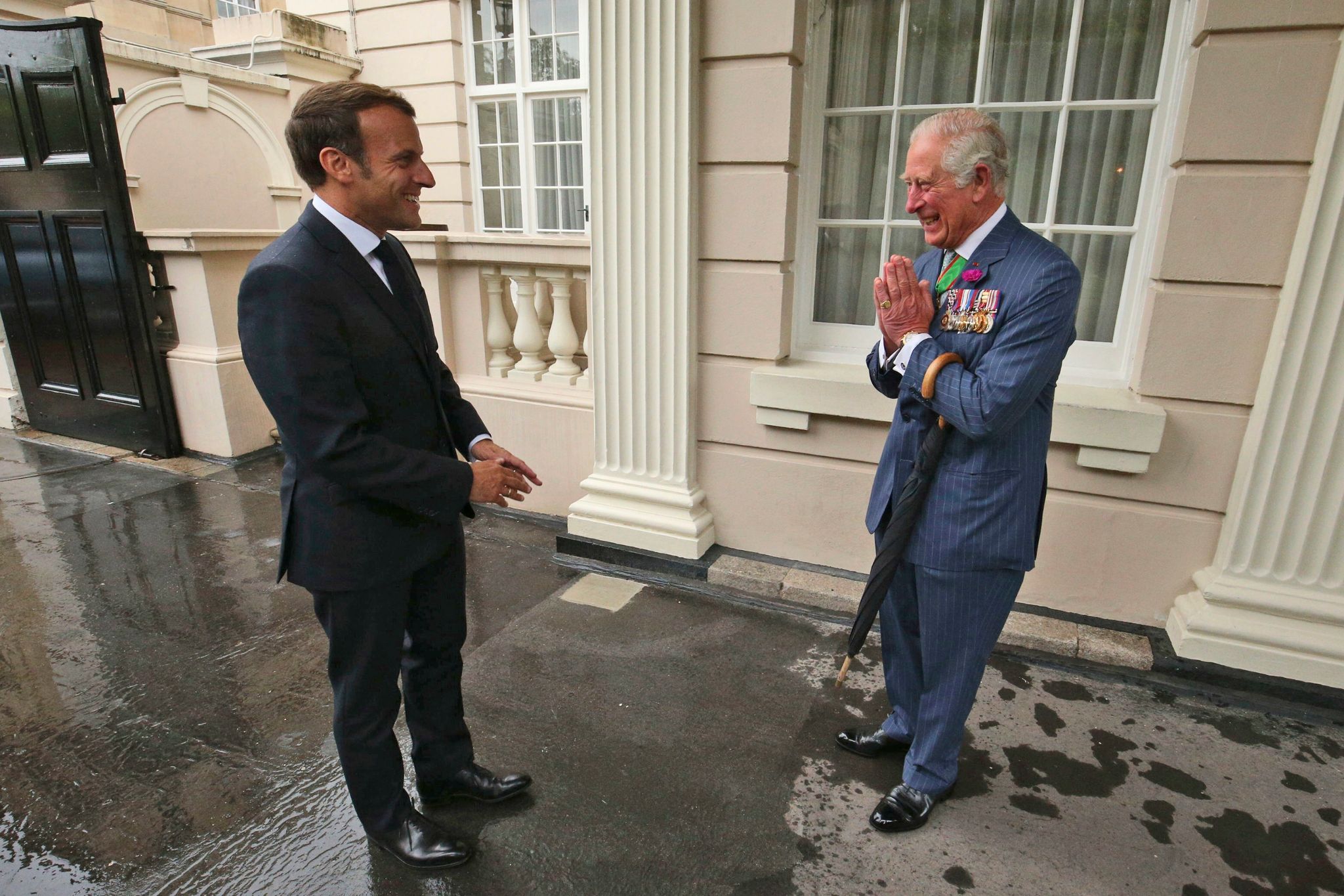 Der damalige britische Prinz Charles (r) 2020 mit Präsident Emmanuel Macron in London. (© Jonathan Brady/PA Pool/AP)