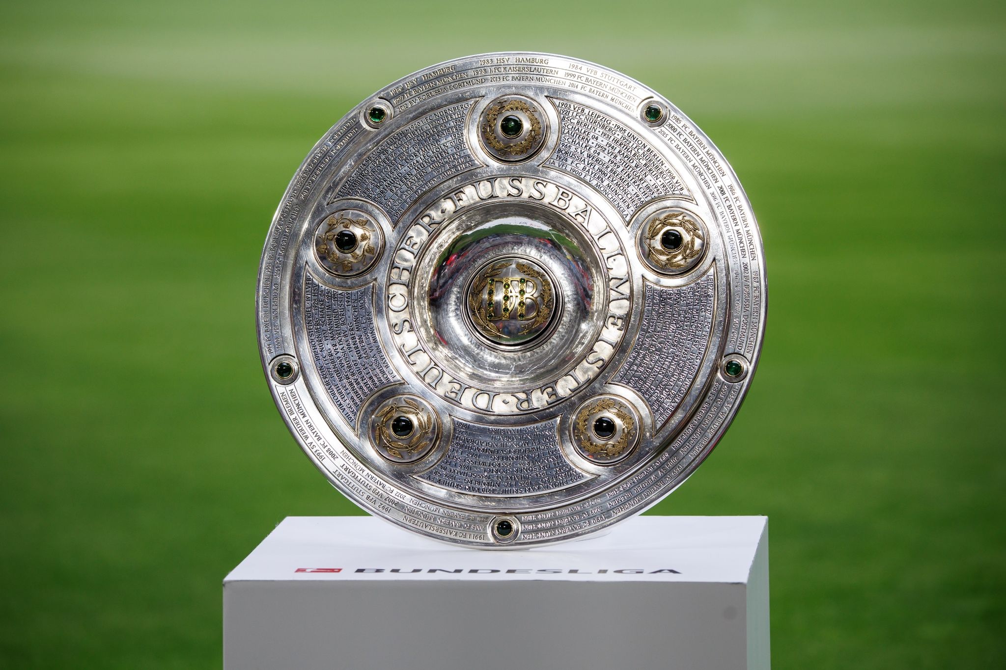 Wer holt sich am 34. Spieltag die Meisterschale? Der BVB oder die Bayern? (© Matthias Balk/dpa)