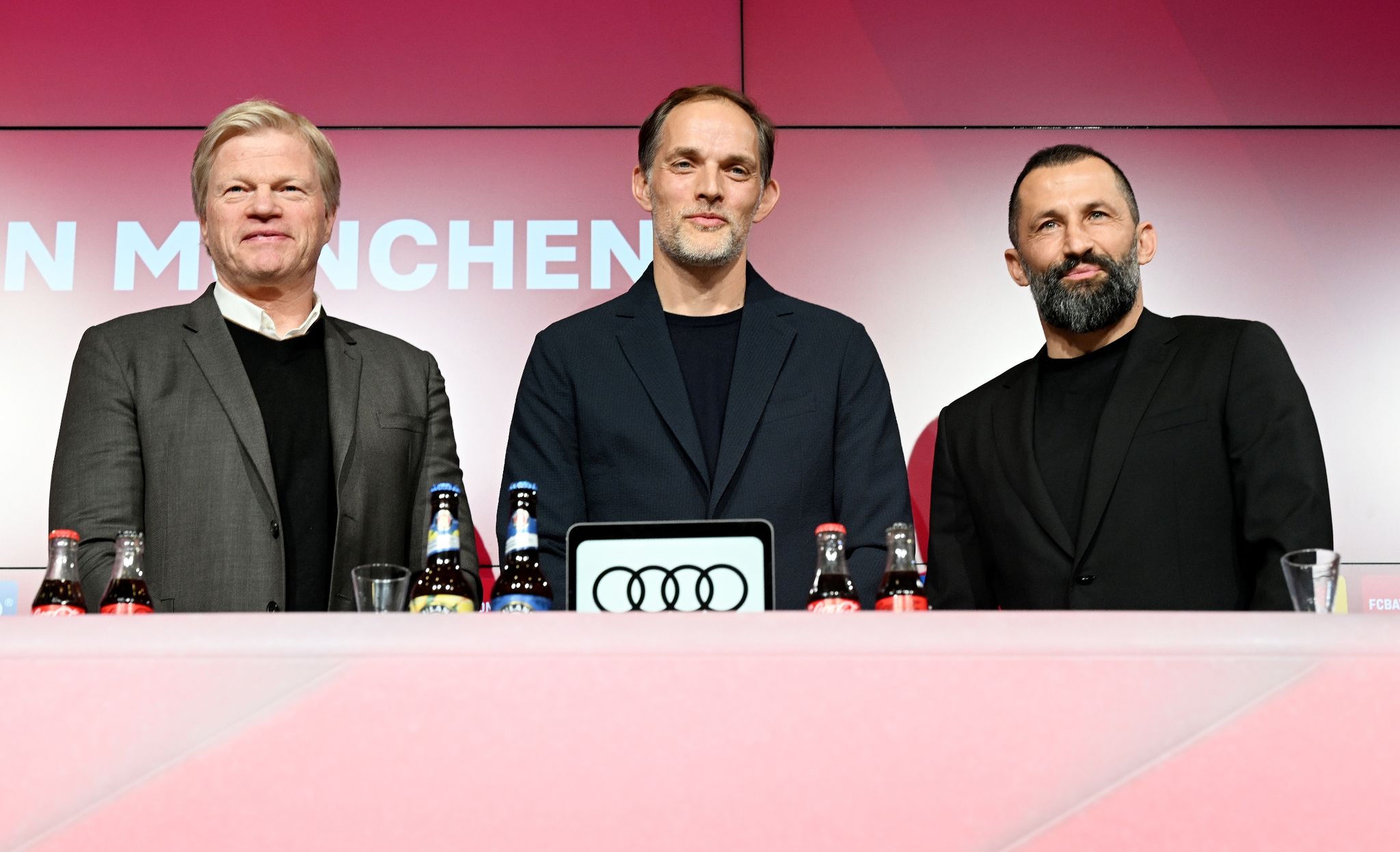 Da war die Bayern-Welt noch in Ordnung: Oliver Kahn (l) und Hasan Salihamidzic (r) präsentierten Ende März Thomas Tuchel als neuen Cheftrainer. (© Angelika Warmuth/dpa)