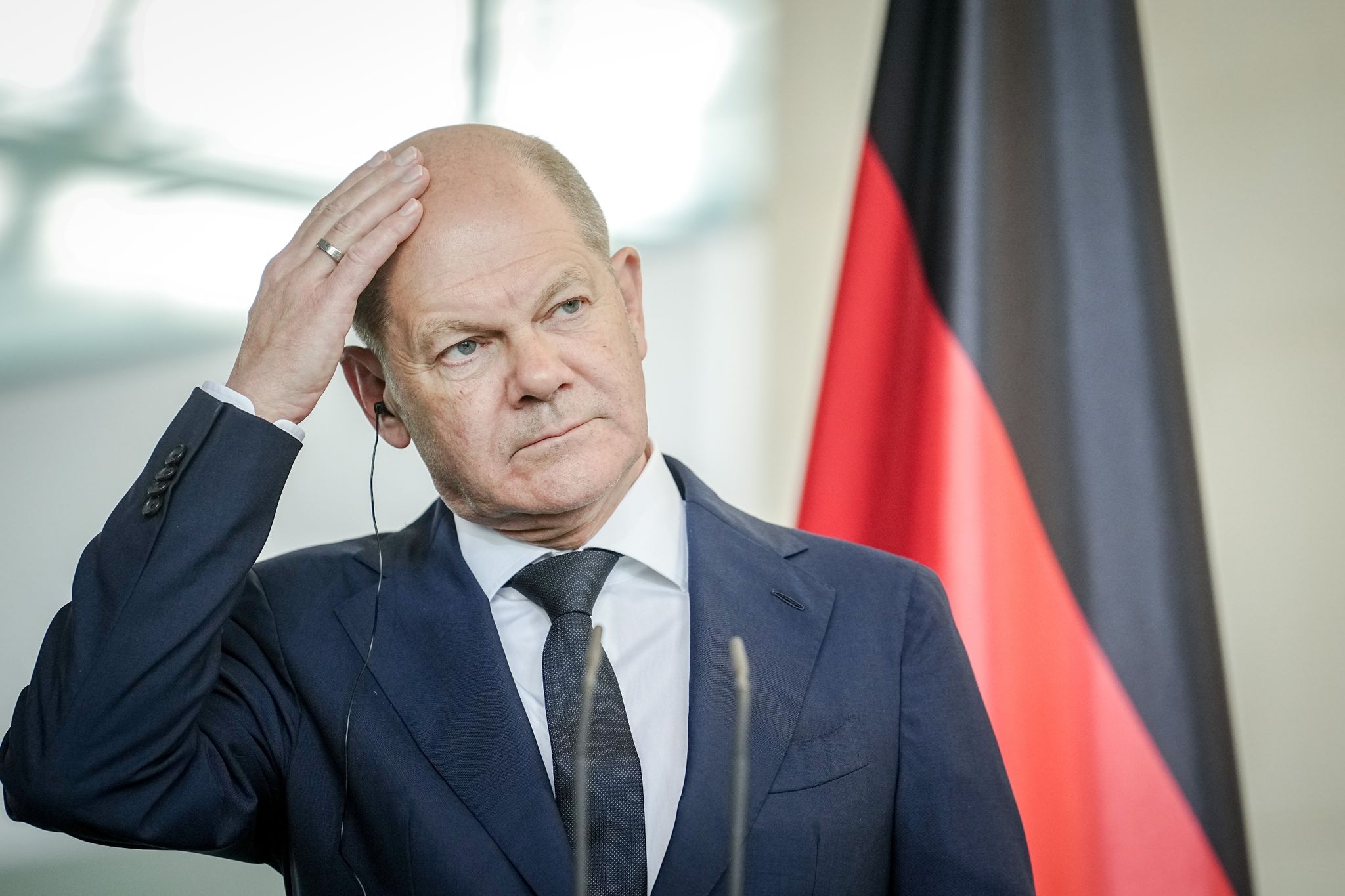 Bundeskanzler Olaf Scholz wurde bei dem Zwischenfall nicht verletzt. (© Kay Nietfeld/dpa)