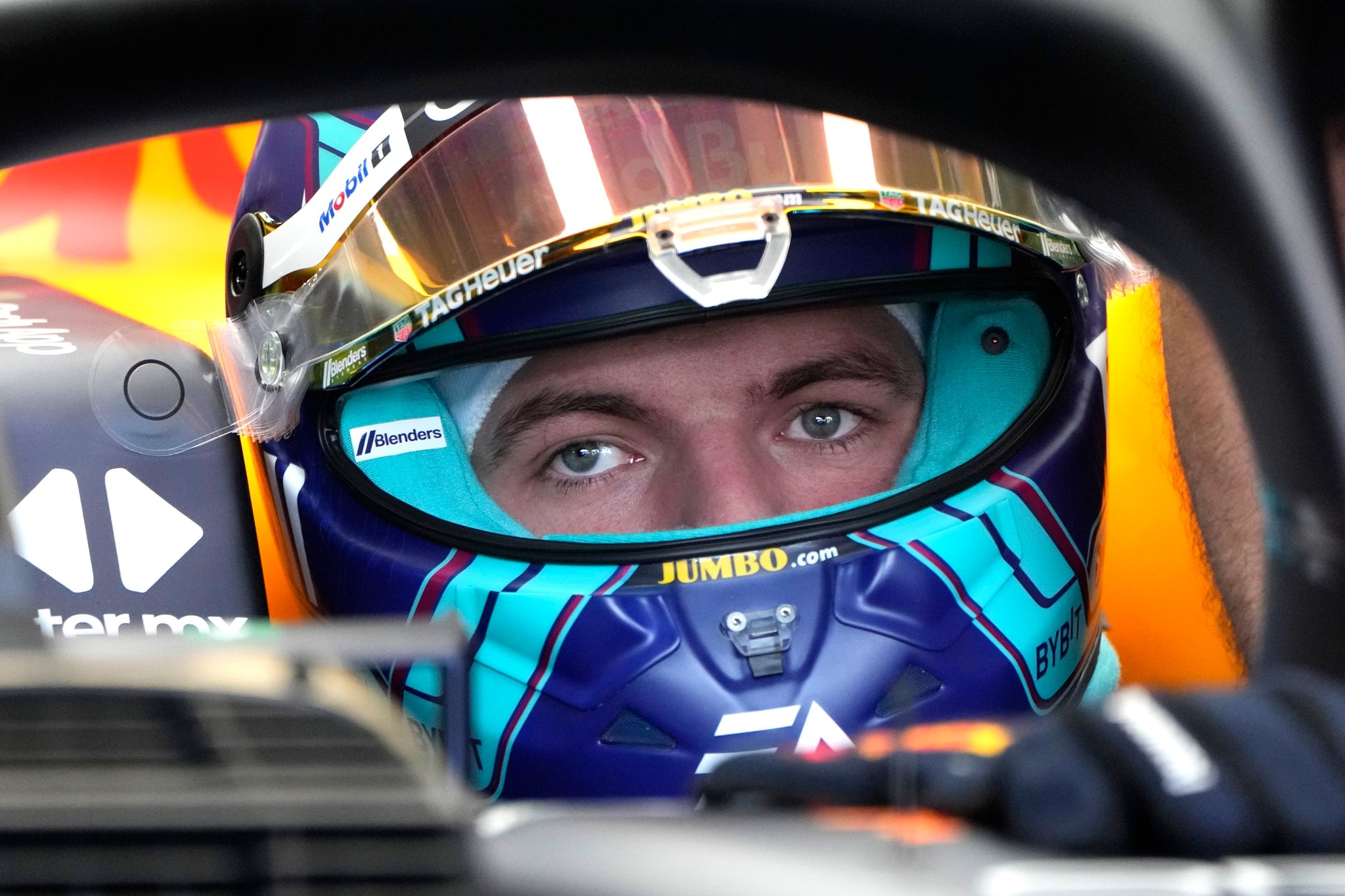 Formel-1-Weltmeister Max Verstappen behält den WM-Kampf im Blick. (© Lynne Sladky/AP/dpa)