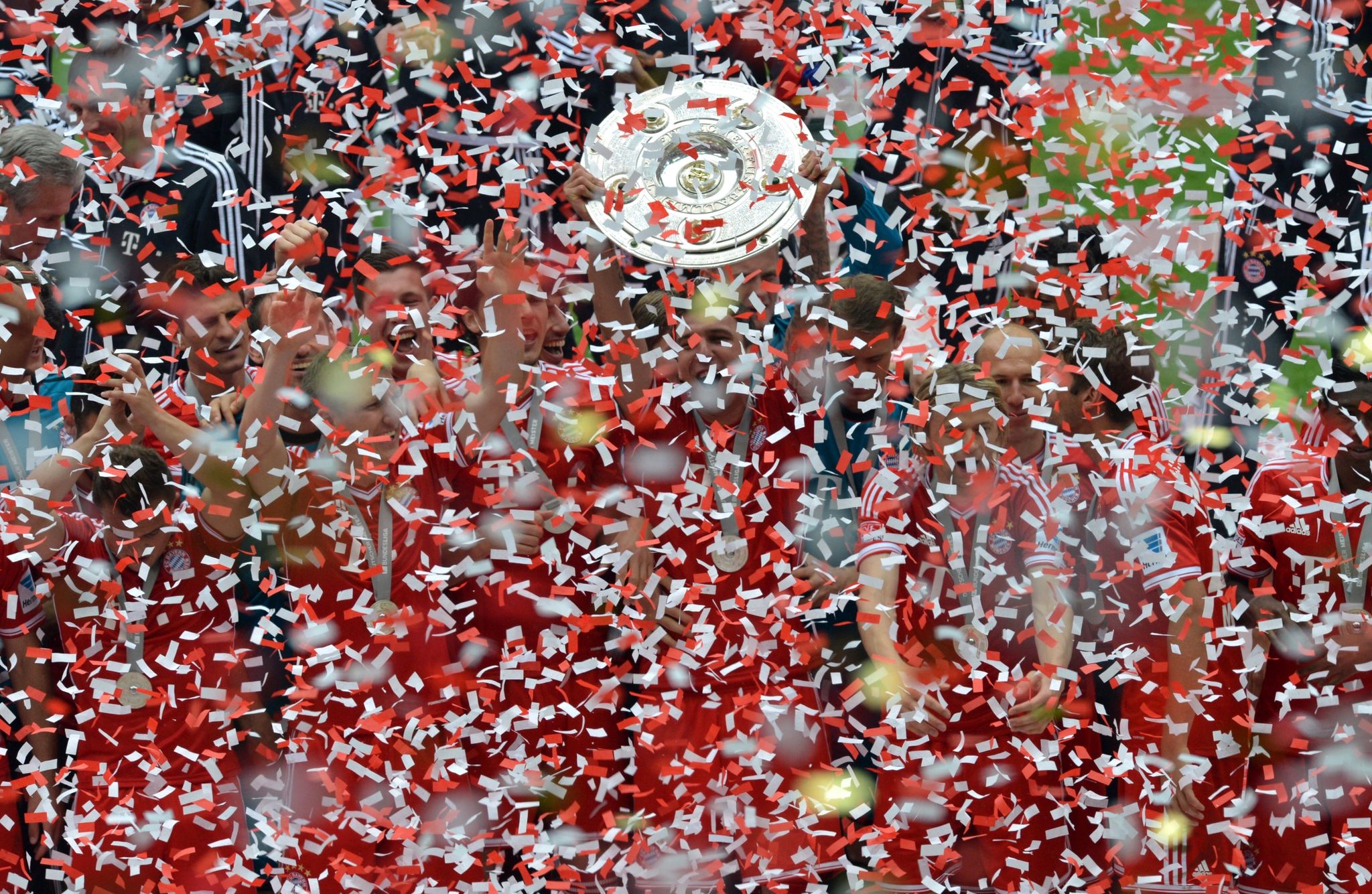 Die Spieler des FC Bayern München jubeln 2013 mit der Meisterschale. (© Peter Kneffel/dpa)