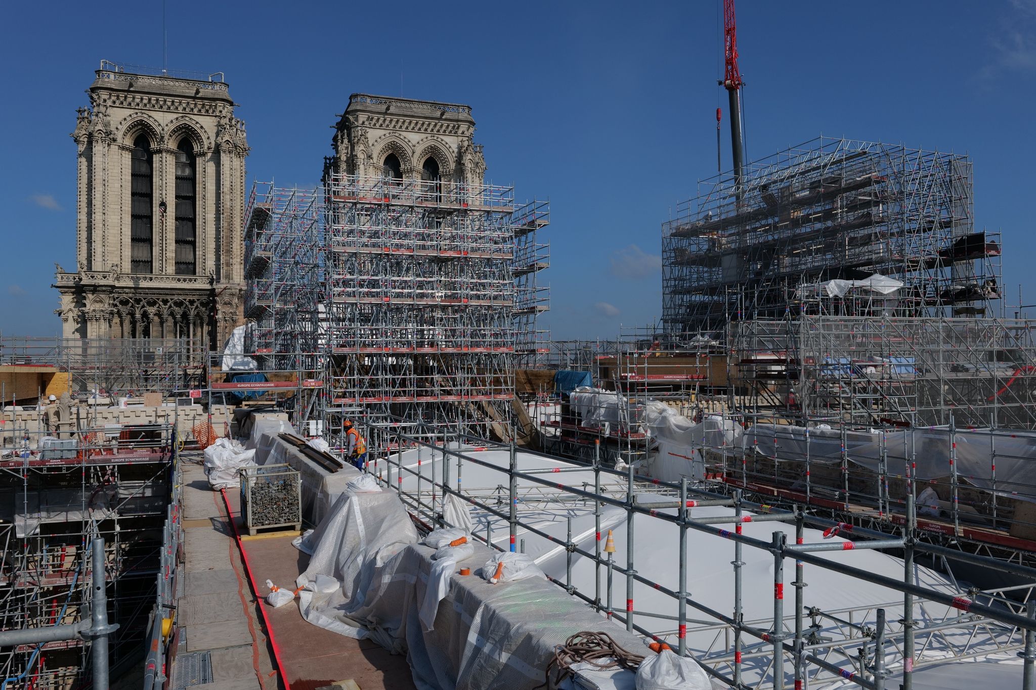 Blick auf die beschädigte Pariser Kathedrale Notre-Dame. (© -/Timelapsego © Rebâtir Notre-Dame/dpa)