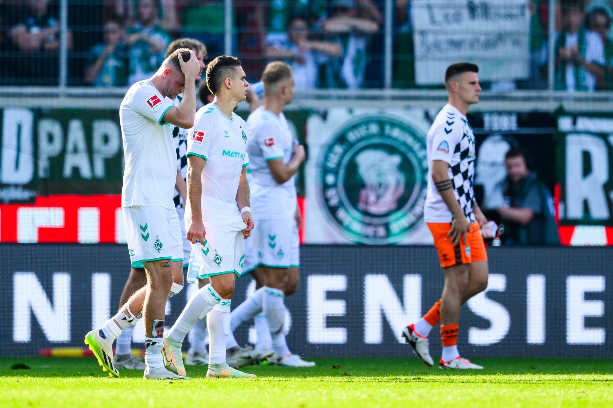 Die Werder-Spieler waren nach der Niederlage gegen Heidenheim bedient. (© Tom Weller/dpa)