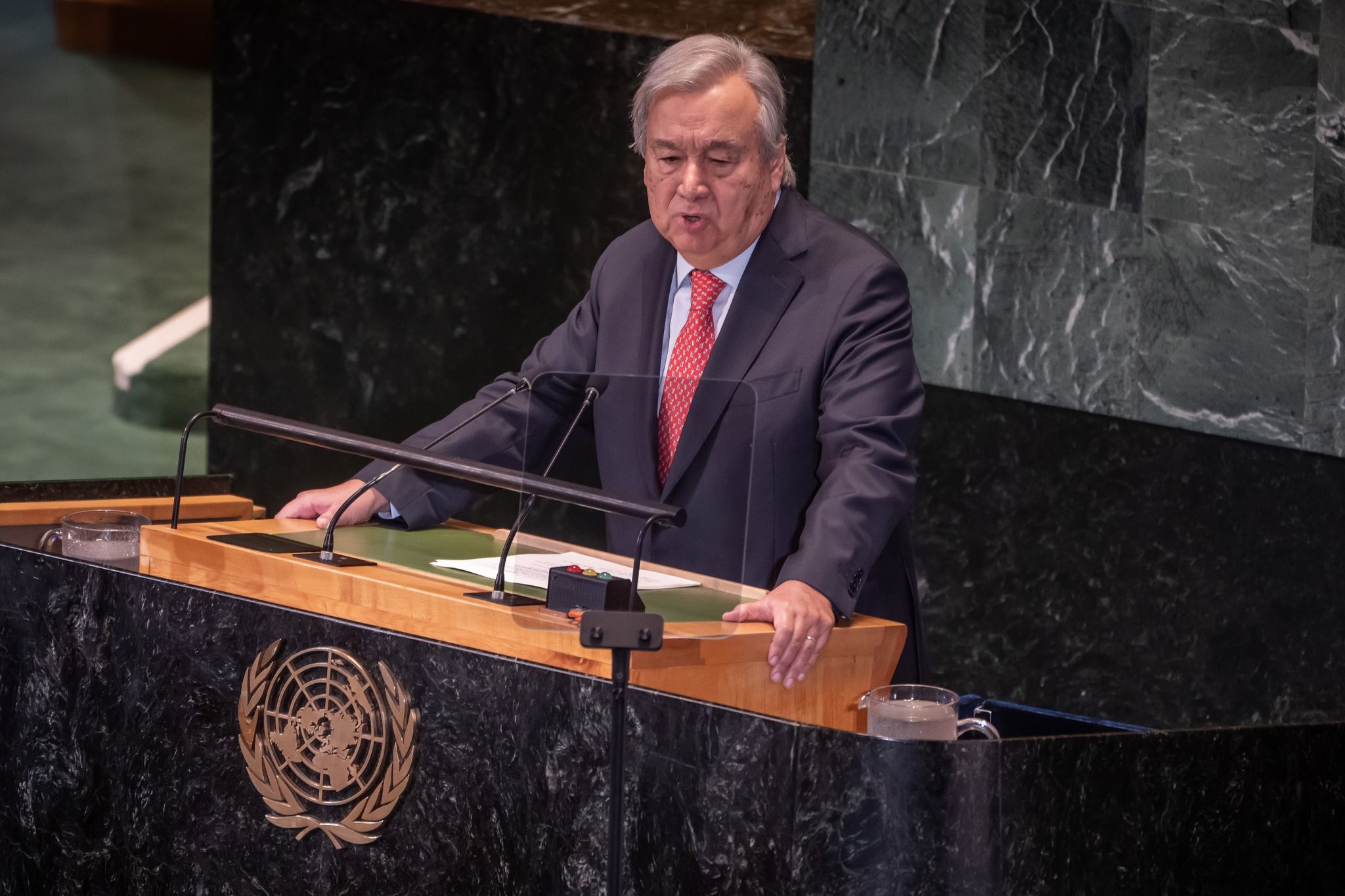 António Guterres spricht bei der Konferenz über Stand der Nachhaltigkeitsziele der Vereinten Nationen. (© Michael Kappeler/dpa)