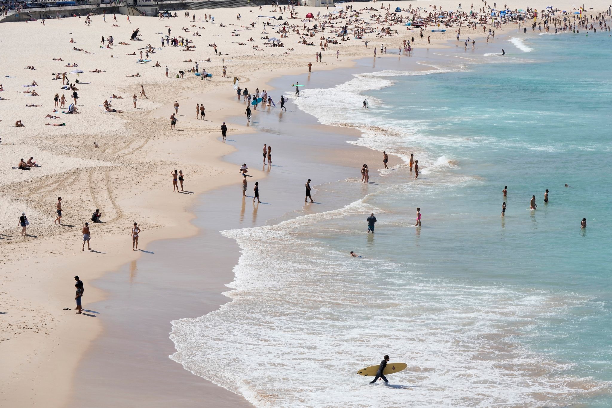 Menschen suchen Abkühlung am Bondi Beach in Sydney. (© Rick Rycroft/AP)