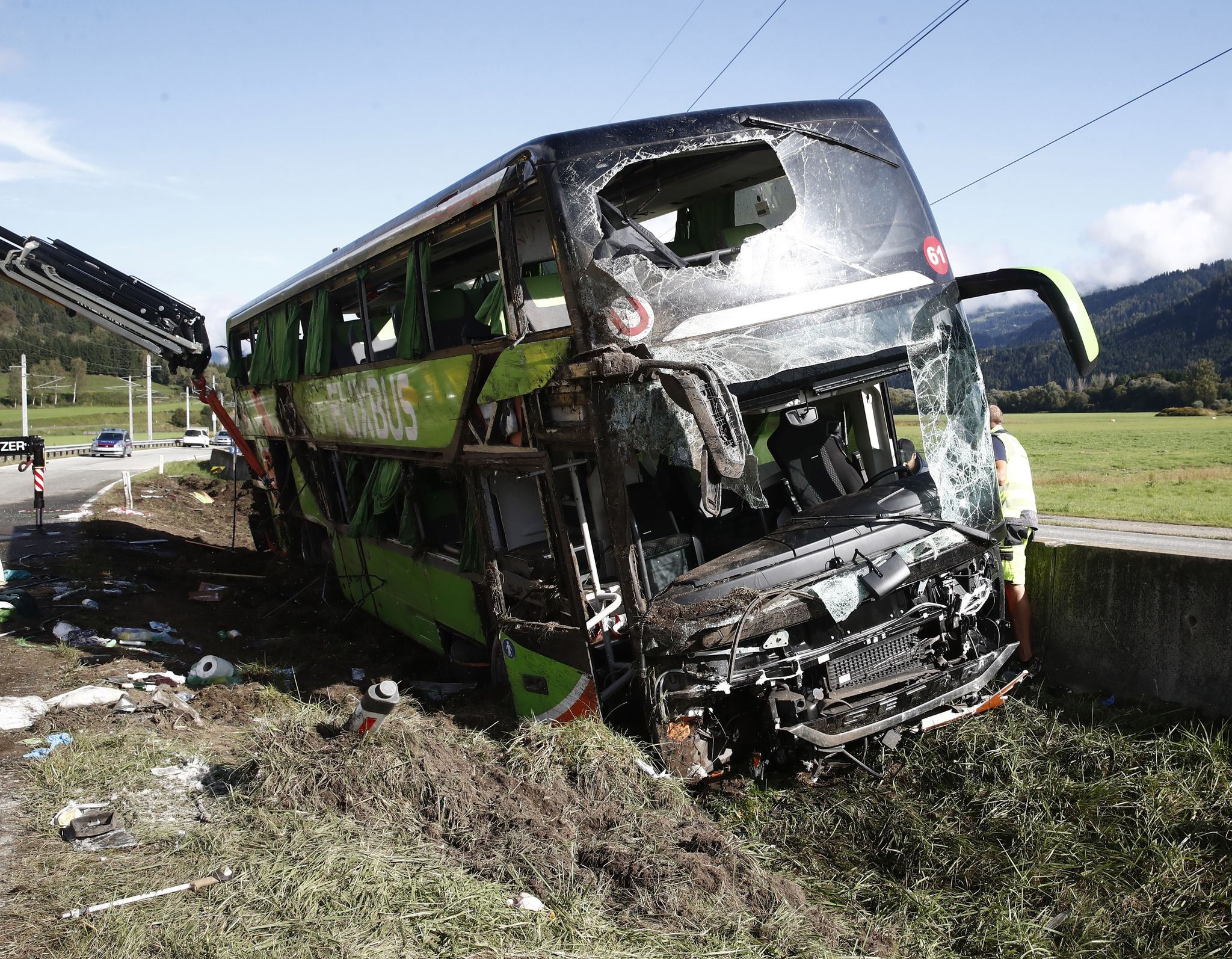 Der verunglückte Reisebus liegt im Graben: Bei dem Busunfall in Kärnten ist eine Frau ums Leben gekommen. (© Gert Eggenberger/APA/dpa)