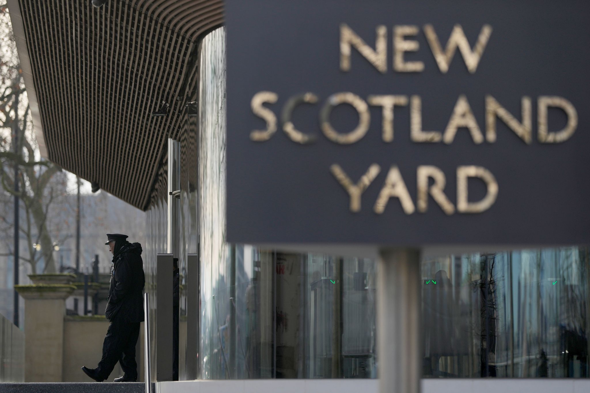 Der Schriftzug «New Scotland Yard» steht vor dem Hauptquartier der Metropolitan Police (MPS) in London. (© Alastair Grant/AP/dpa)