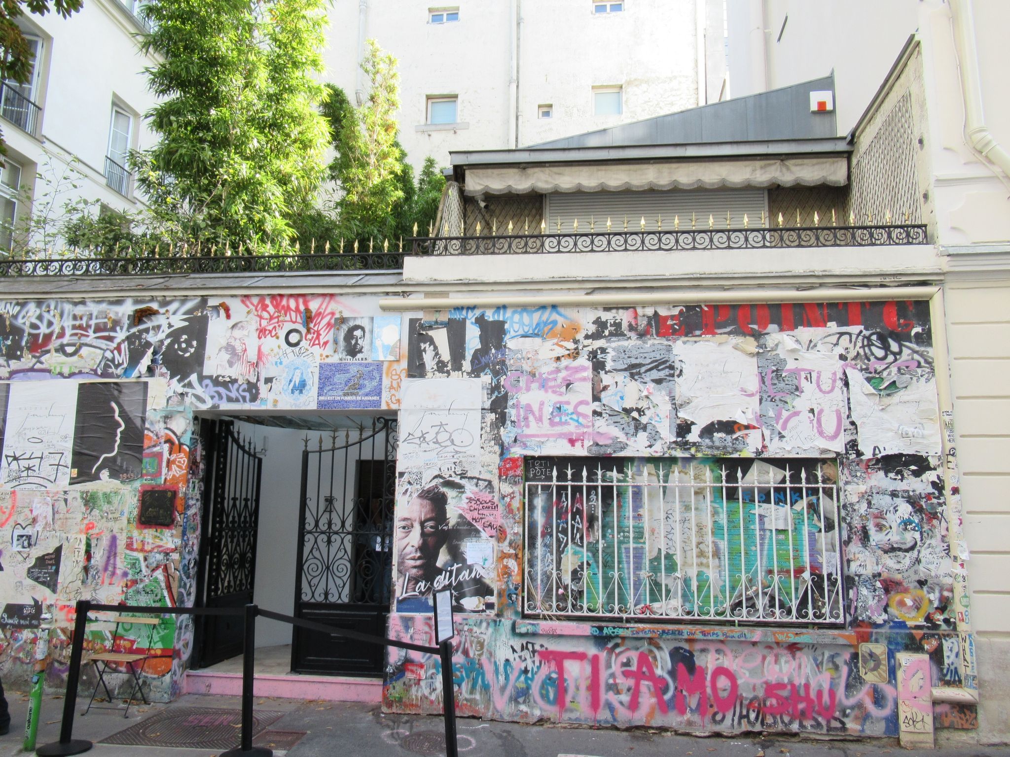 Das Haus, in dem der französische Musiker Serge Gainsbourg lebte. (© Sabine Glaubitz/dpa)