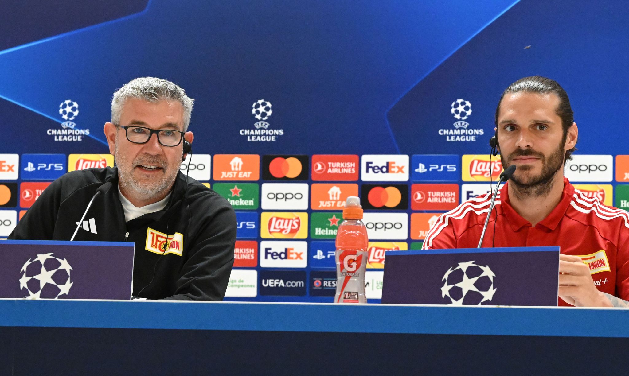 Union-Trainer Urs Fischer (l) und Kapitän Christopher Trimmel bei der Pressekonferenz in Madrid. (© Matthias Koch/dpa)