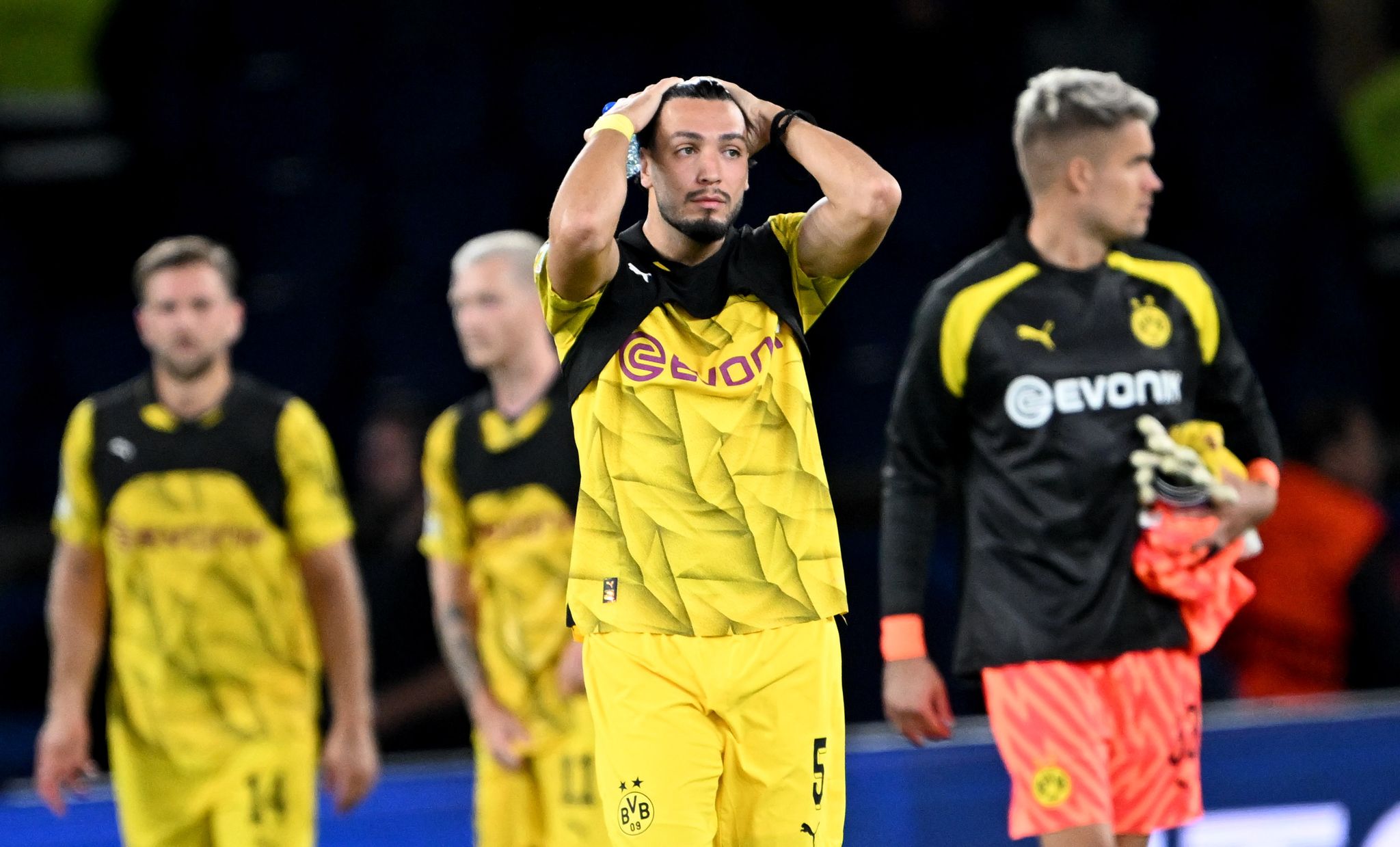 Die Dortmunder Spieler haben den Champions-League-Start in Paris verpatzt. (© Federico Gambarini/dpa)