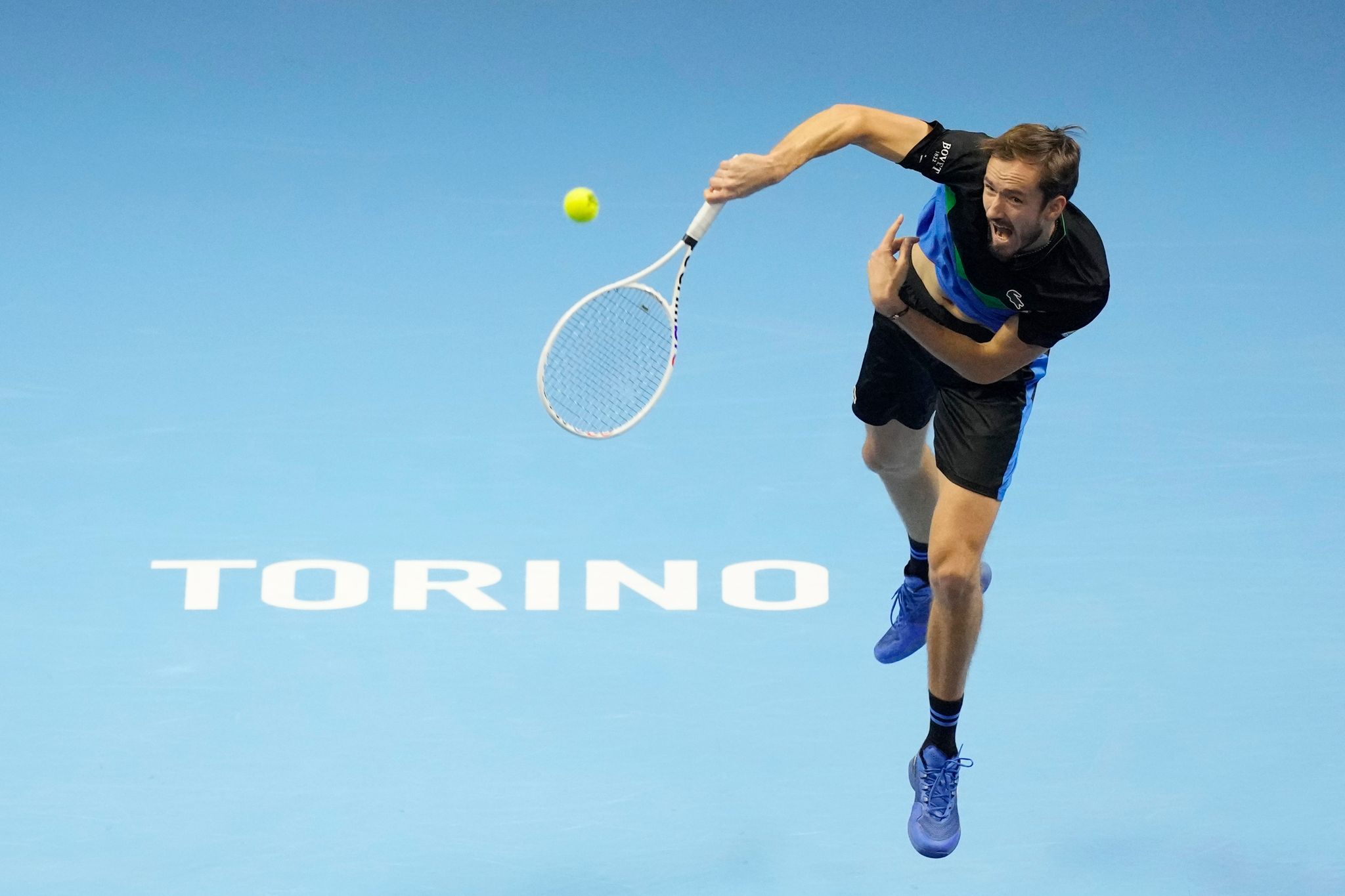 Daniil Medwedew musste sich gegen Wimbledon-Sieger Carlos Alcaraz geschlagen geben. (© Antonio Calanni/AP/dpa)