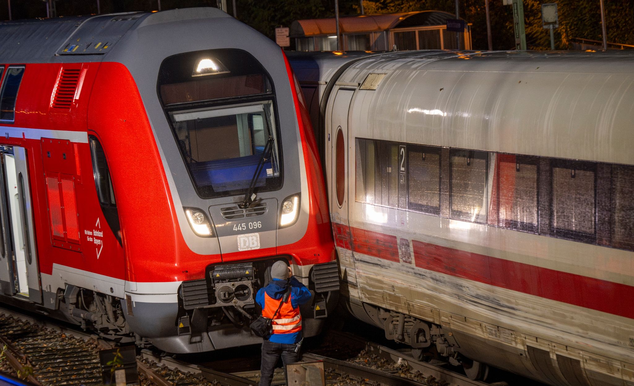 Laut der Polizei ist keiner der beiden Züge entgleist. (© Peter Kneffel/dpa)
