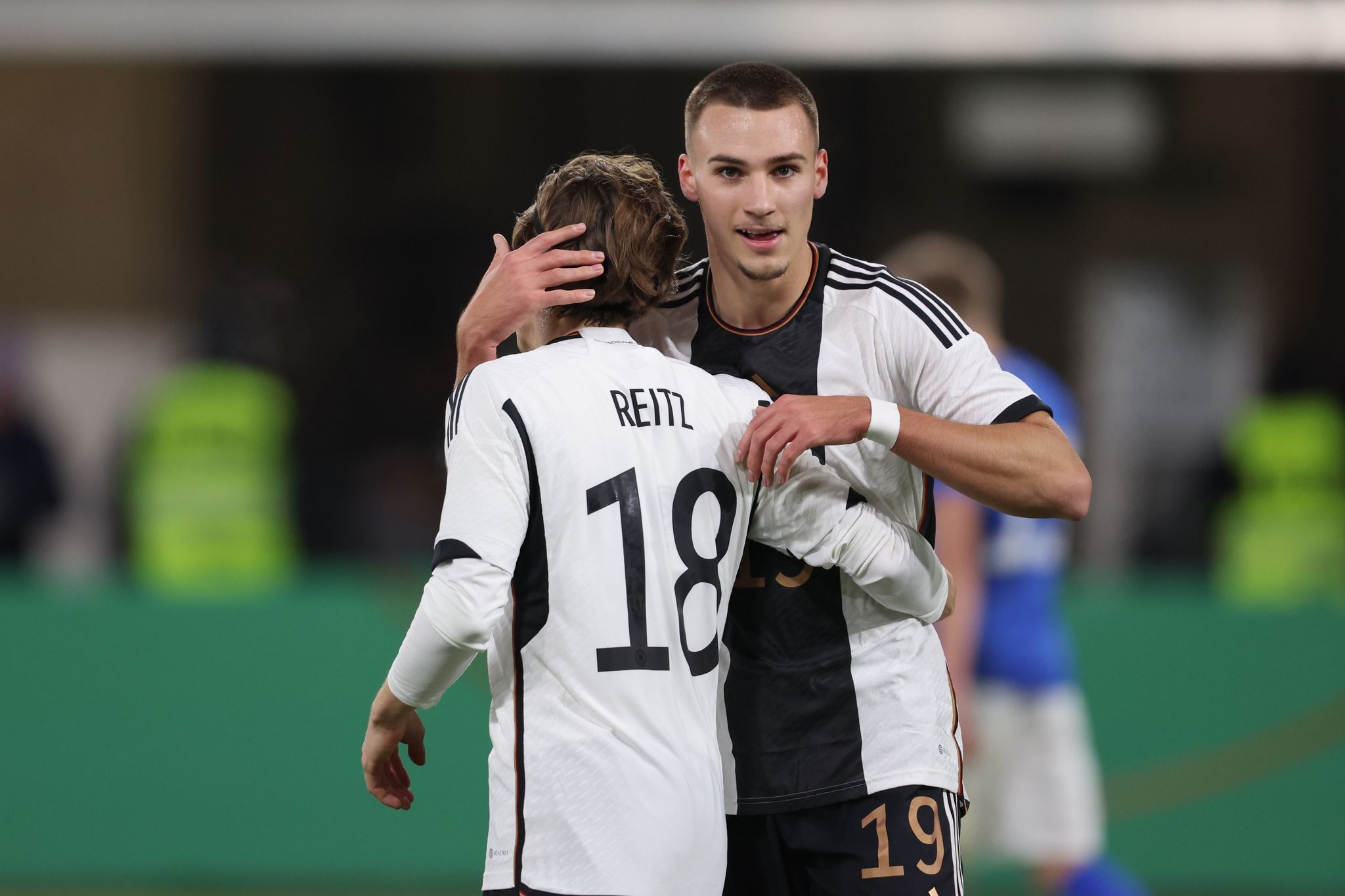 Torschütze Rocco Reitz (l) feierte sein Debüt in der U21-Nationalmannschaft. (© Friso Gentsch/dpa)