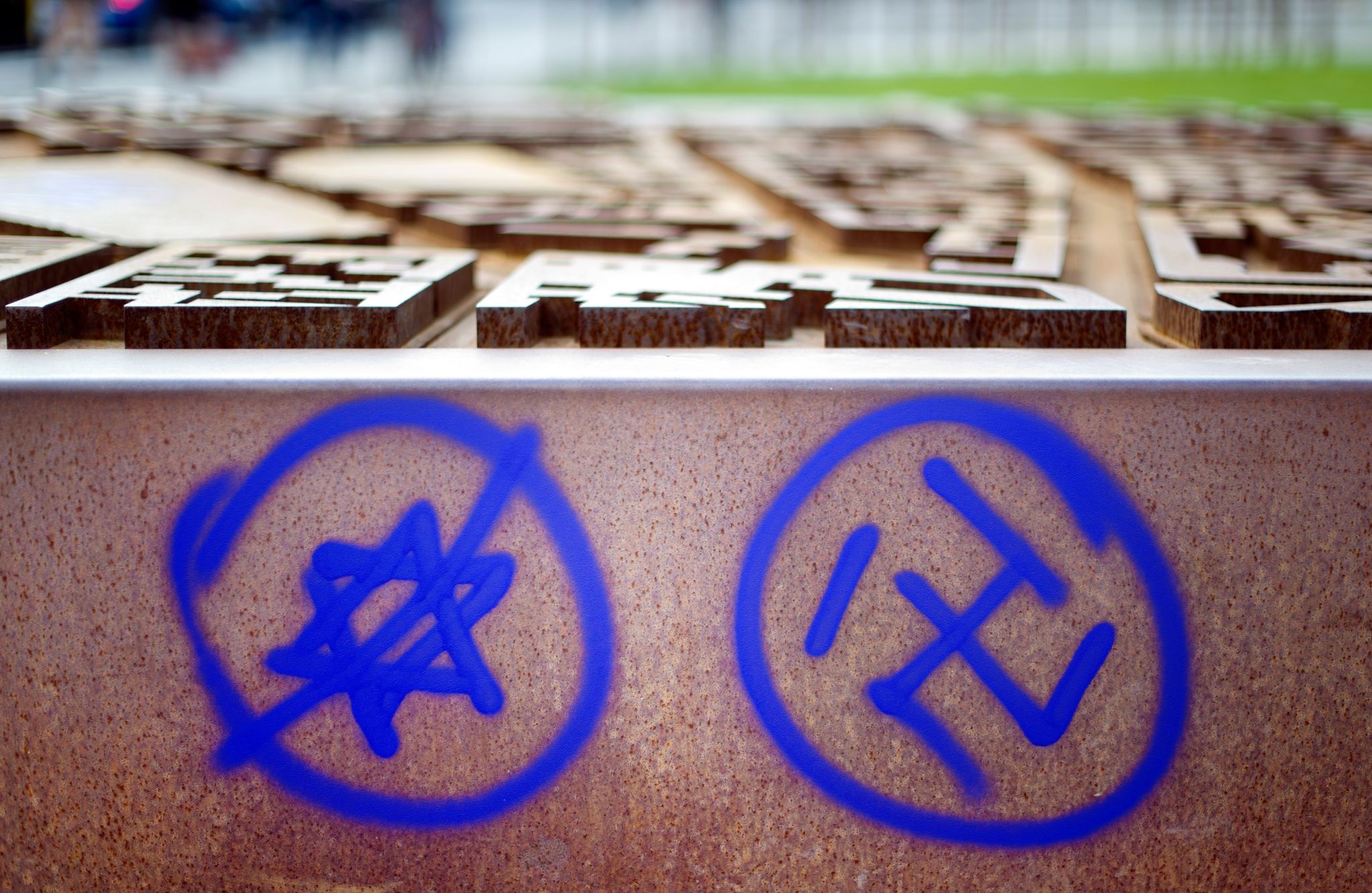 «Hass hat in unseren Schulen keinen Platz, Punkt»: Ein Hakenkreuz und ein durchgestrichener Davidstern (Symbolbild). (© Daniel Reinhardt/dpa)