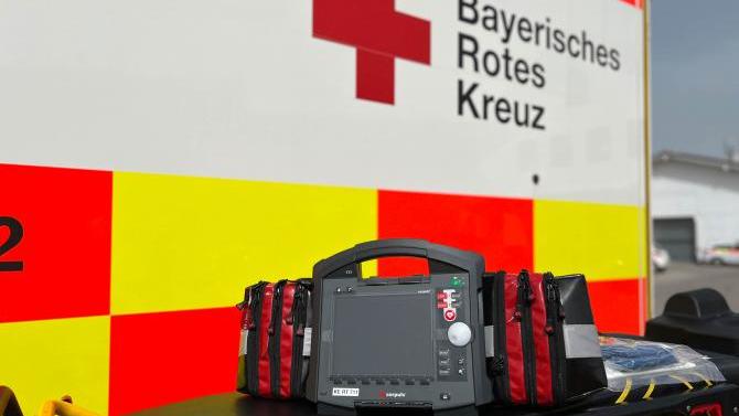  Moderne EKG-Geräte revolutionieren die Notfallversorgung und tragen dazu bei, lebensrettende Maßnahmen schneller und präziser durchzuführen. (©  BRK KV Oberallgäu / Daniella Tarkanyi)