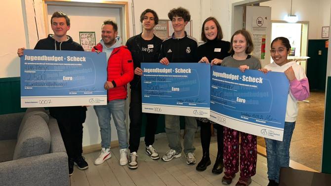 Mit dem Lindauer Jugendbudget können Jugendliche ihre Ideen umsetzen. Die Schecks wurden bei der Jugendwerft übergeben. (© Stadt Lindau )