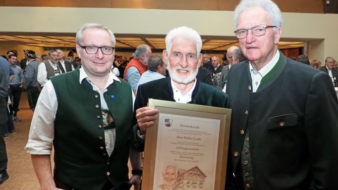 Oberstaufens 1. Bürgermeister Martin Beckel (v.l.). Altbürgermeister Walter Grath und Altlandrat Gebhard Kaiser (© Susanne Baur)