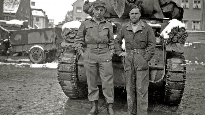 Französische und amerikanische Soldaten 1945 auf dem St.-Mang-Platz (© (c) Archiv Lienert)