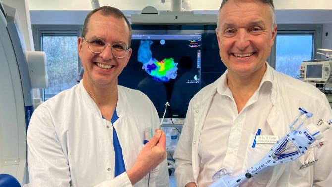 Kleine Klammer macht große Operationen am offenen Herzen überflüssig: Dr. Riedl (l.) und PD Dr. Koller mit kathetergestütztem Verfahren MitraClip. (© Klinik Ostallgäuu Kaufbeuren )