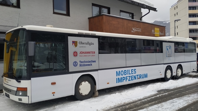 Impfbus des Landkreises Oberallgäu, außen bereits überarbeitet und modernisiert (© THW Sonthofen | Robert Denz)