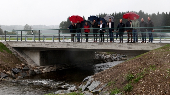 Die Kreisstraße zwischen Unteregg und Dirlewang wurde ausgebaut. Die Brücke über die Mindel neu errichtet. (© Sylvia Rustler/Landratsamt Unterallgäu )