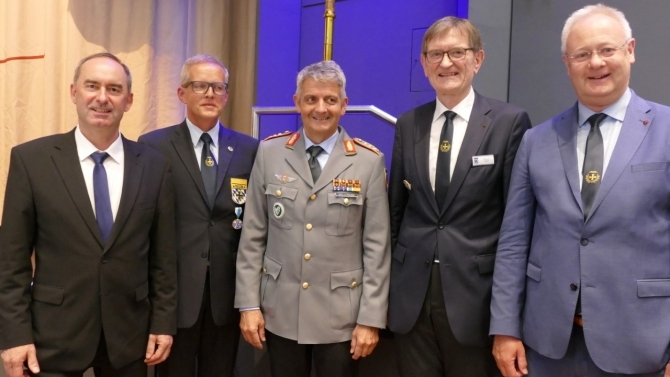  V.l. Staatsminister Hubert Aiwanger, Ralf Olmesdahl, Alexander Sollfrank, Richard Drexl und  Bernhard Pohl. (© Ingrid Zasche)