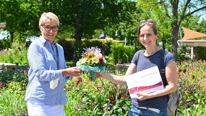 Irina Scherl (rechts) erhielt von Geschäftsführerin Claudia Knoll einen Blumenstrauß und einen Gutschein. (© Natur in Lindau)