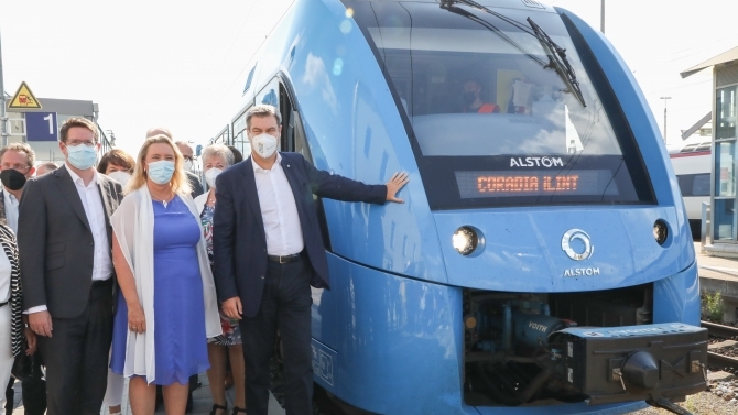 Ministerpräsident Dr. Markus Söder und Verkehrsministerin Kerstin Schreyer vor dem Wasserstoffzug im Allgäu. (© Andreas Reimund)