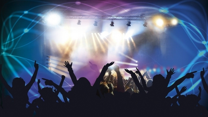 Sonthofens Nachtleben wird wieder bunter: PEAK Club & Lounge eröffnet am Stadtfest 2023 (© pixabay.com)