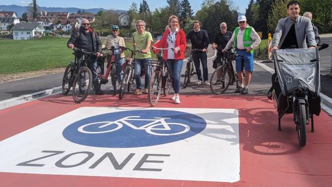 Die neue Fahrradzone in Schachen wurde von den Verantwortlichen am Freitag  mit einer Radlrunde feierlich eingeweiht. (© Stadt Lindau)
