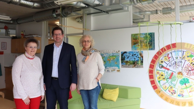 Stephan Stracke mit der Bürgermeisterin Beate Ullrich und der Kindertagesstättenleiterin Ulla Guggenberger (© Abgeordnetenbüro)