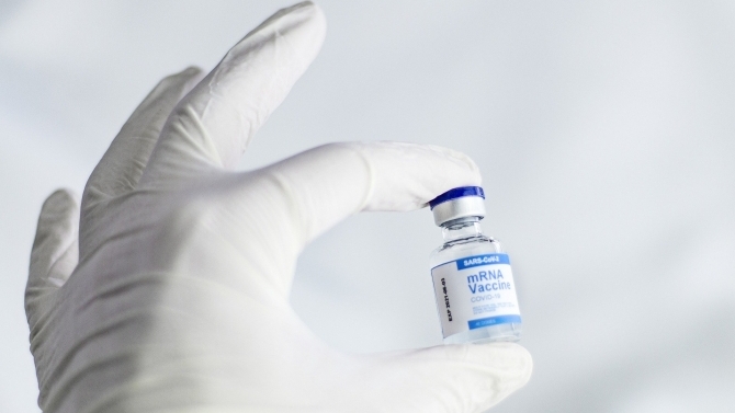 Es stehen Impfstoffe von BionTech/Pfizer und Moderna zur Verfügung (© Pixabay)