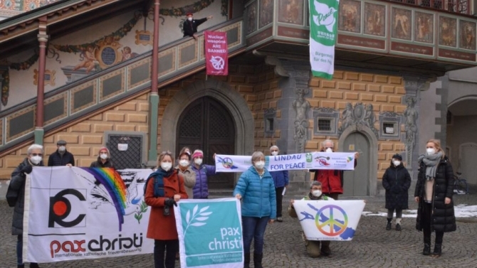 Mitglieder der Friedensräume Lindau und des Vereins Friedensregion Bodensee zeigen vor dem Alten Rathaus Lindau ihre Flaggen (© Stadtverwaltung Lindau, Sylvia Ailinger)