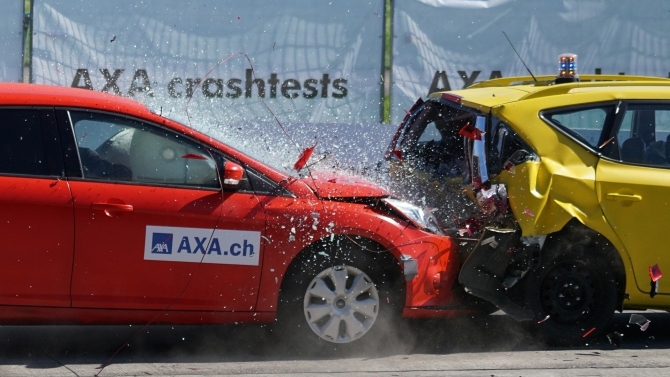 Bei Auffahrunfall verletzt sich eine Fahrerin schwer (© pixabay)