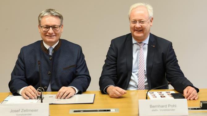 Josef Zellmeier (CSU), Vorsitzender, sowie Bernhard Pohl (Freie Wähler), stellv. Vorsitzender (© Bild: Bildarchiv Bayerischer Landtag, Foto: Stefan Obermeier)