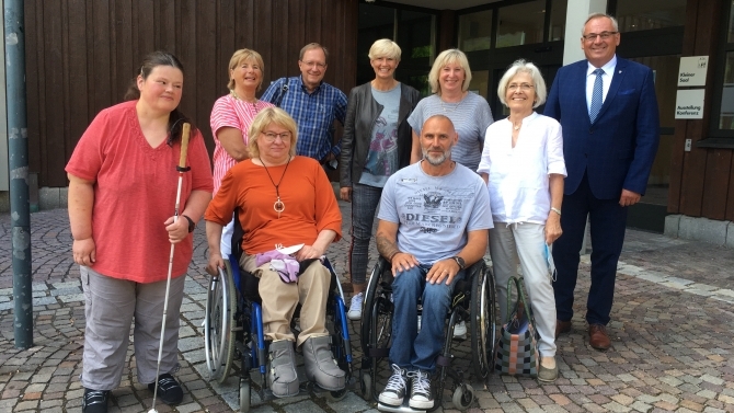 Die Mitglieder des Behindertenbeirates Memmingen (© Anna Birk/ Fachstelle für Inklusion und kommunale Behindertenbeauftragte)