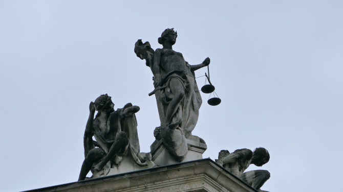 Ein Mann steht vor Gericht (© Pixabay)