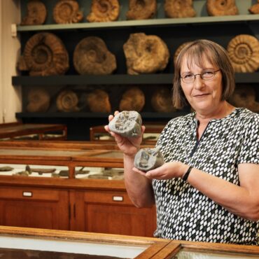 Prof. Madelaine Böhme mit 3D-Drucken der Backenzähne von Buronius und Danuvius: In der Grabungsstätte Hammerschmiede im Allgäu stieß sie bereits auf zwei bislang unbekannte Arten ausgestorbener Menschenaffen.