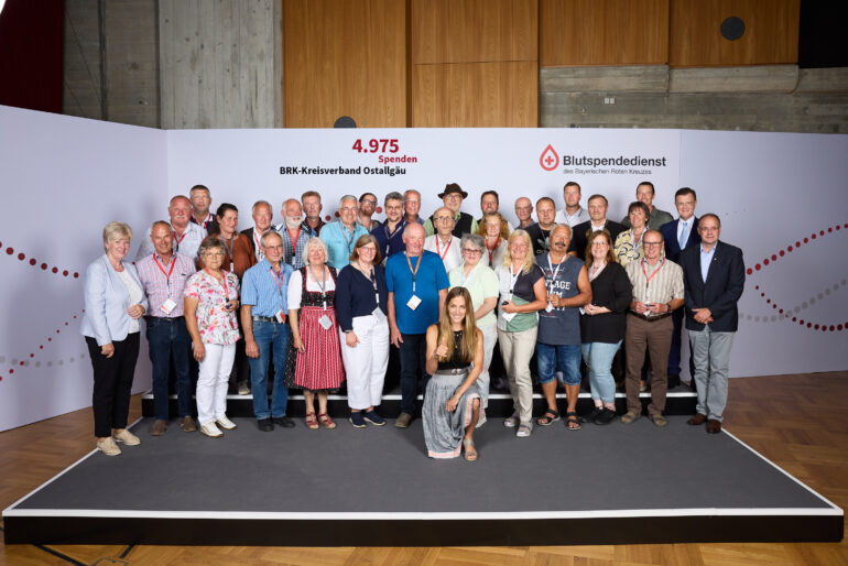 Im BRK Kreisverband Ostallgäu wurden 30 Blutspenderinnen und Blutspender für zusammen 4.975 Spenden ausgezeichnet. Darunter Topspender Josef Heel mit 200 Spenden. // Foto: Blutspendedienst des BRK, Patric Nohe