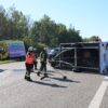 Wohnwagen nach Zusammenstoß mit Lkw auf der A7 umgekippt