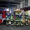 Landkreis Unterallgäu: Brand in Holzverarbeitungsbetrieb in Pless – Einsatz an Sägemehlsilo