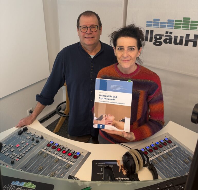 Bildunterschrift: Stefan Schörndorfer - Osteopath und Pysiotherapeut aus Lindenberg und Moderatorin Marion Daltrozzo // Foto: AllgäuHIT