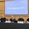 Unbekannte Flüssigkeit am Rathaus Sonthofen: Feuerwehr vermutet Buttersäure – Gebäude geräumt